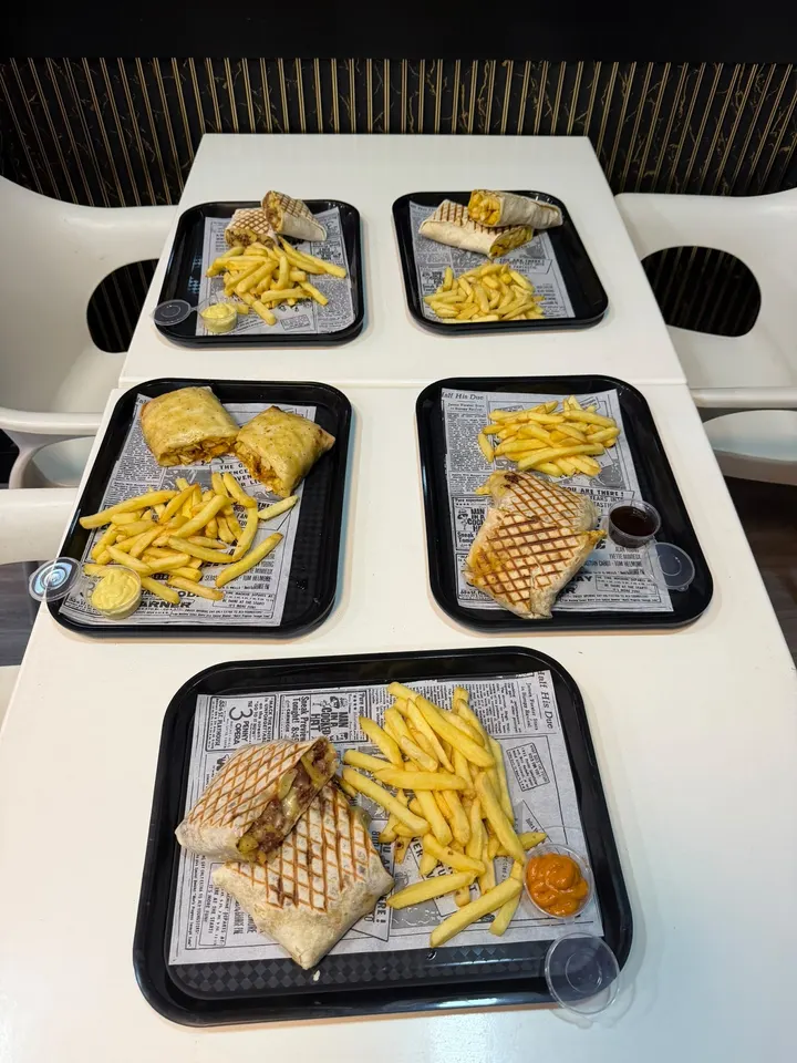 Bandejas con tacos franceses servidos en las mesas.